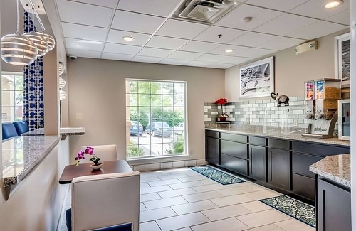 Lexington Resort | Your Home Away From Home! Free Breakfast, Free Parking, Near Applebee s Park