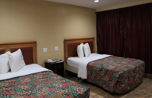 Beeville House | Your Home Away From Home! Free Parking, Minutes to Flournoy Park