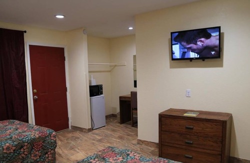 Beeville House | Your Home Away From Home! Free Parking, Minutes to Flournoy Park