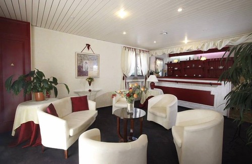 Six-Fours-les-Plages Hotel | Your Home Away from Home in Six Fours! Pet-friendly Property!