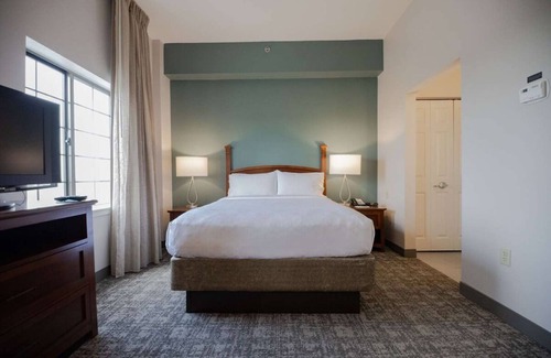Highlands - Perkins Resort | Your Home in Baton Rouge! Comes with Free Breakfast & Parking! W/Pool Onsite!
