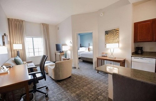 Highlands - Perkins Hotel | Your Home in Baton Rouge's Heart! Pet-friendly Suite w/Kitchen! Parking, Pool!