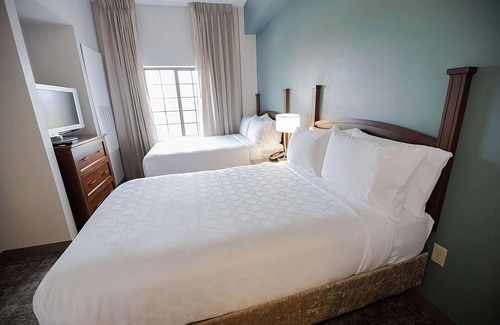 Highlands - Perkins Hotel | Your Home in Baton Rouge's Heart! Pet-friendly Suite w/Kitchen! Parking, Pool!