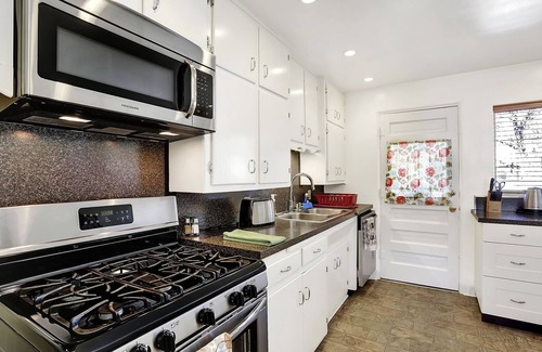 Highland Business House | Your home in Nob Hill, Explore Route 66 fun & adventure 2 beds, 1 bath, walkable