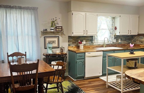 Sunrise Beach House | Your Lake Getaway at 38mm – Views, Comfort, Peaceful Vibes…and WIFI!