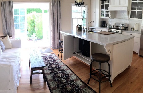 West Los Angeles House | Your own 2/1 HOUSE with large GARDENS and remodeled CHEF’S KITCHEN in West LA