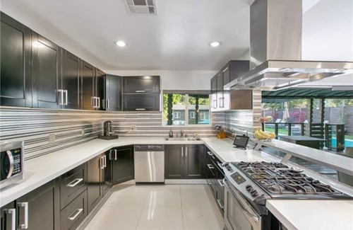 Studio City Villa | Your Own Private RESORT!🏝9BR/10BA Gated Compound✰ HUGE Pool, Gym, Yard, Parking