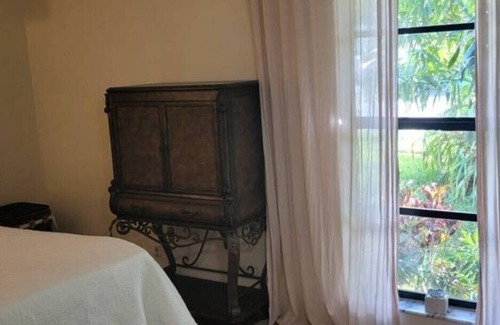Tamarac Villa | "Your Perfect Retreat: Cozy Room in Fl Near Malls, Beaches, and Freeways!"