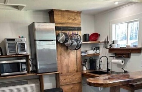 Hillsgrove Cabin | Your Relaxing Getaway Awaits! Free Parking, Pet-Friendly Property