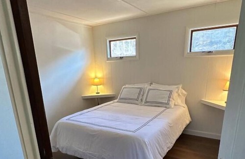 Hillsgrove Cabin | Your Relaxing Getaway Awaits! Free Parking, Pet-Friendly Property