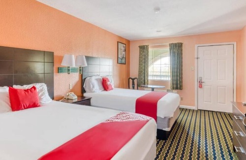 Channelview House | Your Stylish Texas Getaway! 2 Relaxing Units, Free Parking, Pets Allowed!