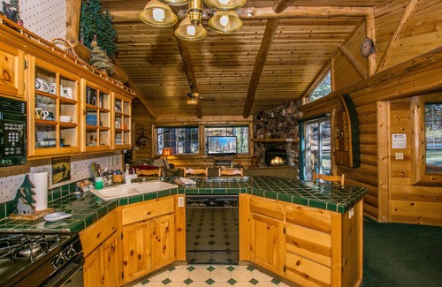 Upper Moonridge Cabin | Your Ultimate Family Getaway in Big Bear!