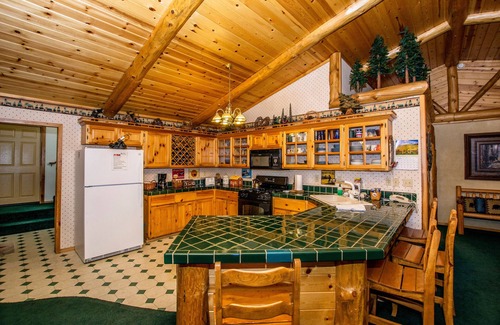 Upper Moonridge Cabin | Your Ultimate Family Getaway in Big Bear!