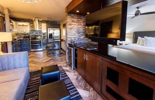 Las Vegas Resort | Your Vegas Oasis, Steps from the Strip! Holiday Inn Desert Club-Studio
