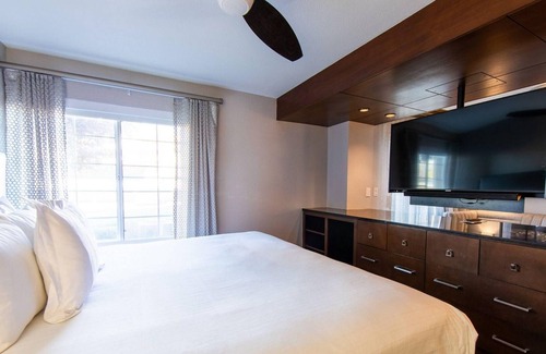 Las Vegas Resort | Your Vegas Oasis, Steps from the Strip! Holiday Inn Desert Club-Studio