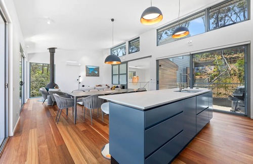 Rosedale House | Yowani House | Ocean Views, Steps to Beach & WiFi