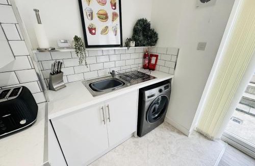 St. Thomas Apartment | Ysgol Corner by PJ Stays