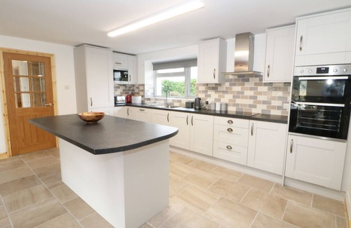 Dinas Cottage | YSGUBOR FAWR, pet friendly, country holiday cottage in Llandwrog