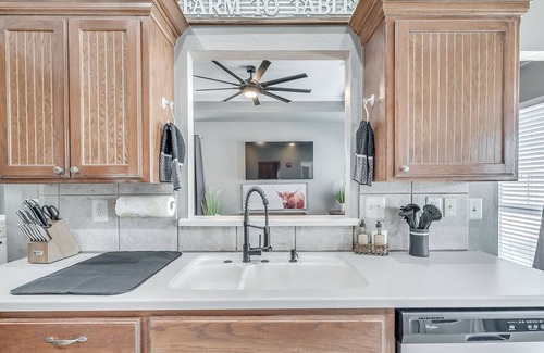 Yukon House | Yukon Finest Frontier House with Spa and Pool Minutes from Bricktown