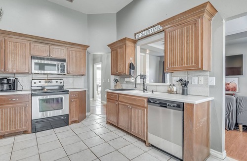 Yukon House | Yukon Finest Frontier House with Spa and Pool Minutes from Bricktown