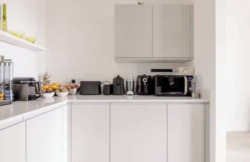 Canning Town South Apartment | Yves Klein Inspired Modern 2BR River view flatnn