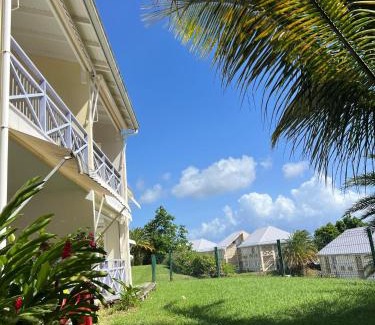 Saint-Claude Apartment | Zabana Lodge, dans un jardin tropical avec piscine