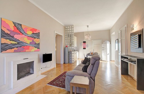 Solcio Apartment | Zara Apartment in Villa Jejia, Lesa, Italy