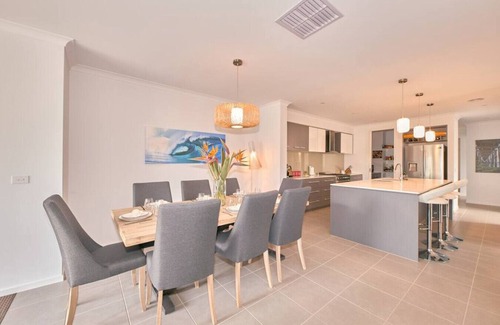 Torquay House | Zeally Sands Pool Retreat
