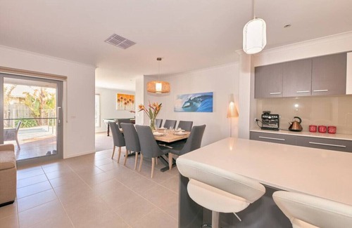 Torquay House | Zeally Sands Pool Retreat