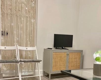 Watford Apartment | Zen Garden Hideaway. Close to Harry Potter&trains.