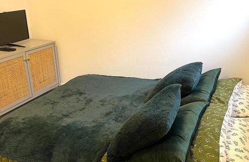 Watford Apartment | Zen Garden Hideaway. Close to Harry Potter&trains.