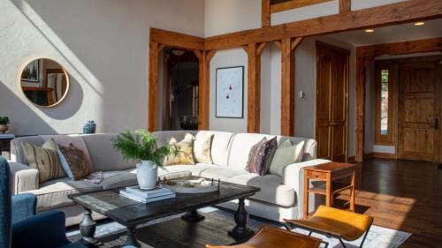 The Highlands House | Zendo by AvantStay Serene Mountain Abode w Hot Tub Views