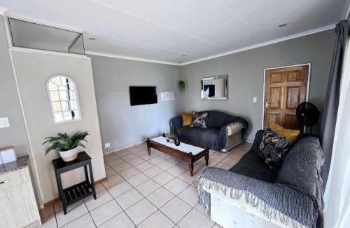 Boksburg House | Zhantique Guest House 2- Unit 6