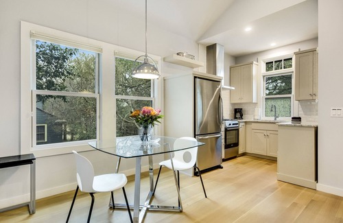 Barton Heights House | Zilker Serenity! Treetop deck, king bed. Walk to Barton Springs, dining & music.