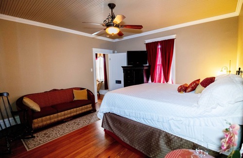 Hermann Bed & Breakfast | Zinfandel Room - Old Vine Bed & Breakfast