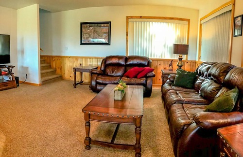 Long Valley Junction Cabin | ZION * BRYCE Midway 3-Story Cabin