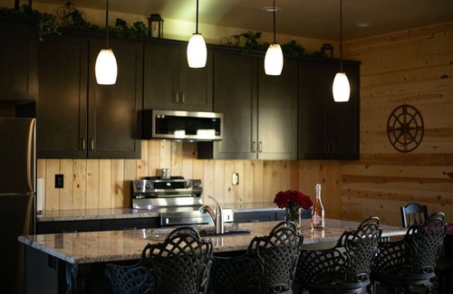 Hildale Cabin | Zion Edge Retreat, new building with hot tub.