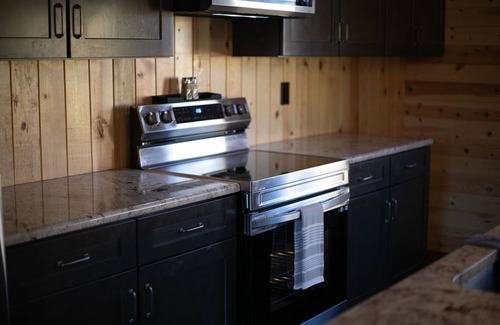 Hildale Cabin | Zion Edge Retreat, new building with hot tub.