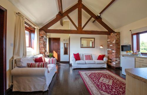 Denstone House | Zoe's Cottage with Alpaca's and 7 mins drive to Alton Towers