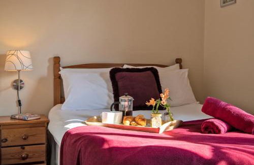 Denstone House | Zoe's Cottage with Alpaca's and 7 mins drive to Alton Towers