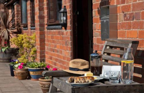 Denstone House | Zoe's Cottage with Alpaca's and 7 mins drive to Alton Towers