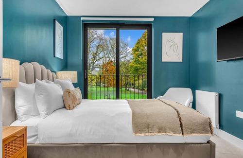 Kilburn Apartment | Zone 2 Modern Two-bed Apt with Balcony/Park Views