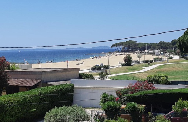 à moins de 100 m de la plage à pied