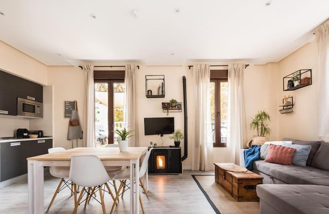 Ático con terraza y chimenea junto a Universidad