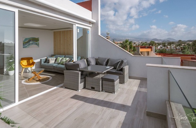 Ático con vistas al mar a 150m de playa.