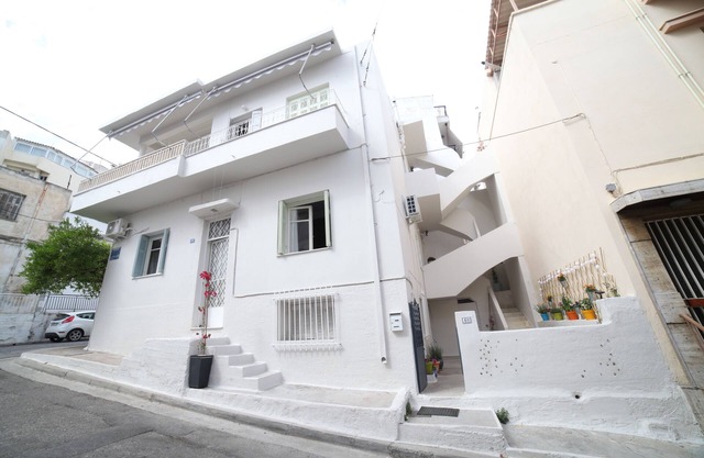 Διαμέρισμα με κοινόχρηστη αυλή στην περιοχή του Φιλοπάππου.