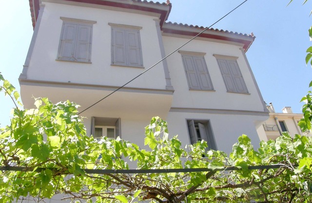 Παραδοσιακός πύργος, χτισμένος το 1827.