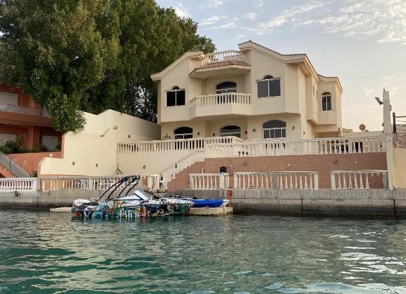 شاليه بإطلالة بحرية مميزة