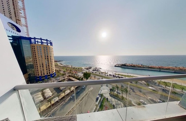 شقة في برج داماك بإطلالة بحرية ساحرة