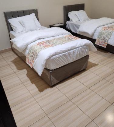 شقة مريحة وهادئه غرفتين وصالة شخصين مع أطفال الرايس